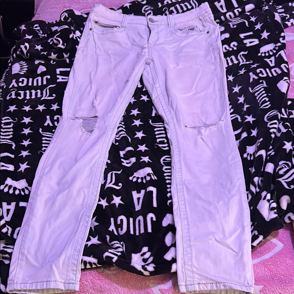 Stylish White Distressed Jeans